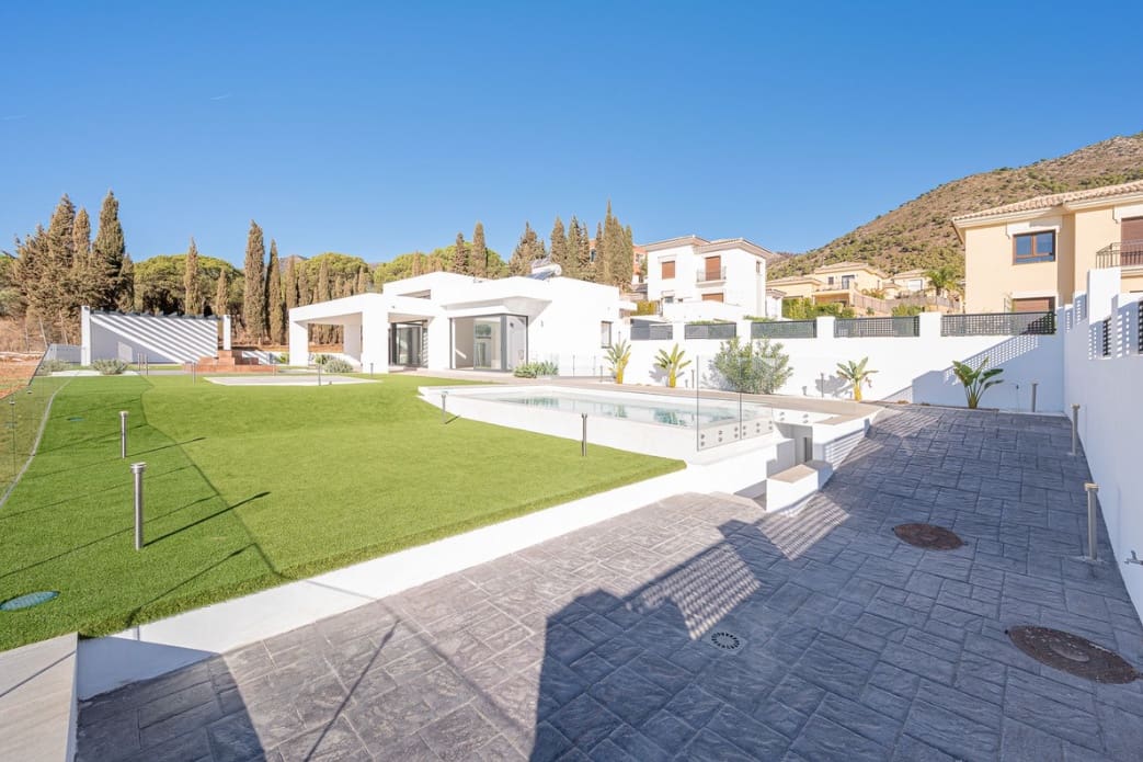 4 sypialnia Willa na sprzedaż w Marbella z basenem garażem - 1 500 000 € (Ref: 9616605)