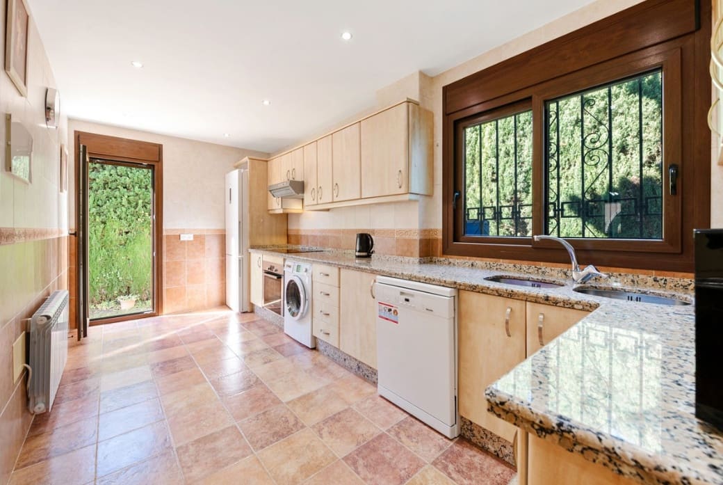 5 makuuhuone Huvila myytävänä paikassa Marbella mukana uima-altaan - 1 399 000 € (Ref: 9616608)