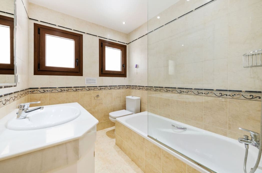 5 sypialnia Willa na sprzedaż w Marbella z basenem - 1 399 000 € (Ref: 9616608)