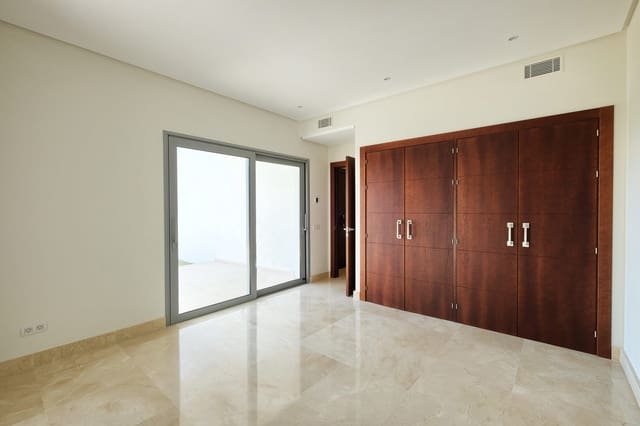 4 makuuhuone Huvila myytävänä paikassa Marbella mukana uima-altaan 
autotalli - 2 200 000 € (Ref: 9616623)