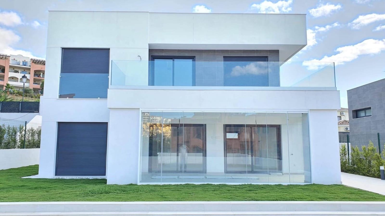4 soveværelse Villa til salg i Manilva med swimmingpool garage - € 730.000 (Ref: 9616633)