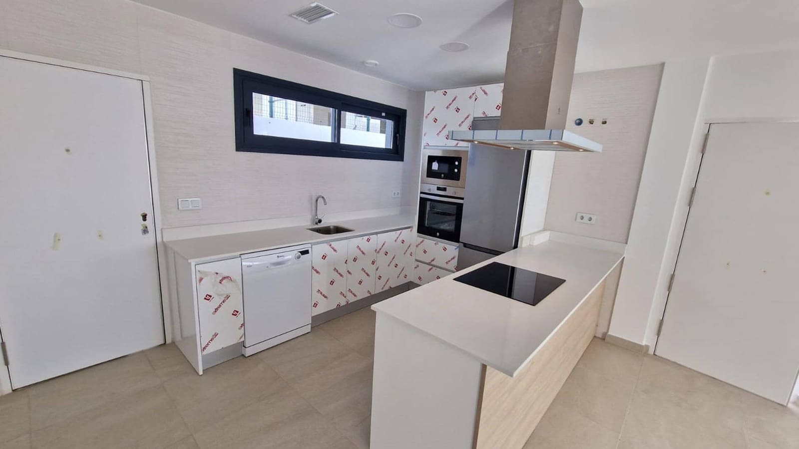 4 soveværelse Villa til salg i Manilva med swimmingpool garage - € 730.000 (Ref: 9616633)