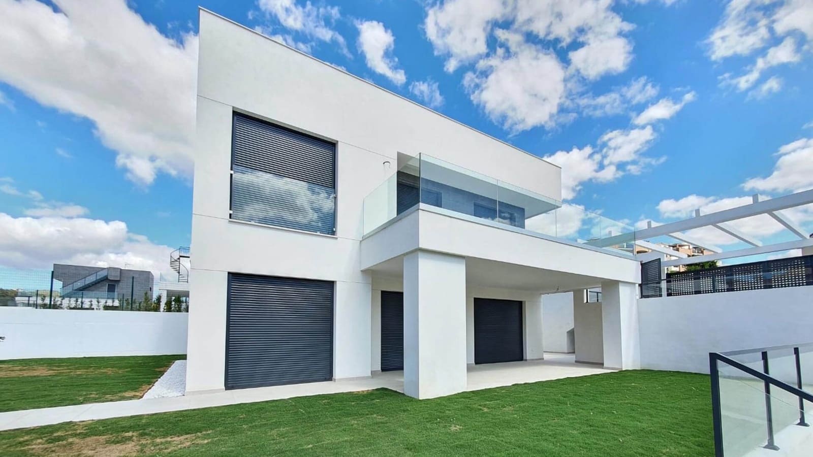 4 soveværelse Villa til salg i Manilva med swimmingpool garage - € 730.000 (Ref: 9616633)