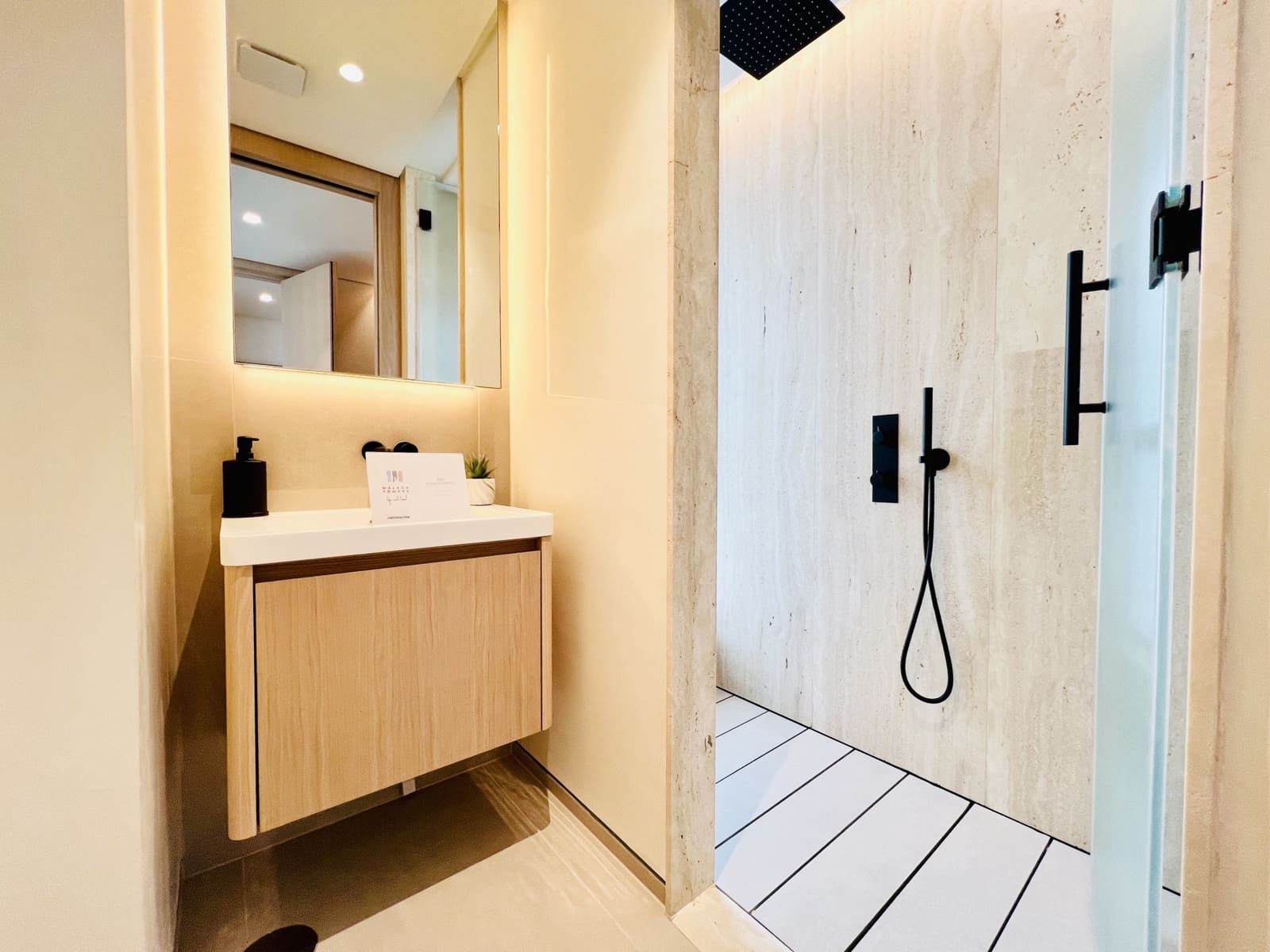 4 bedroom Apartment for sale in Malaga city with pool garage - € 2,236,000 (Ref: 9616651)