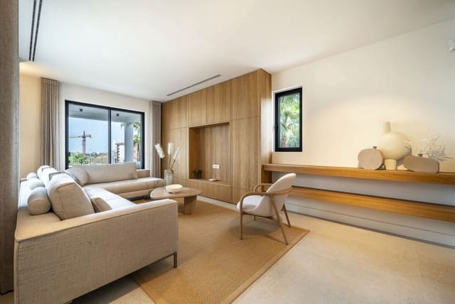 5 bedroom Villa for sale in Estepona with pool garage - € 2,100,000 (Ref: 9616684)