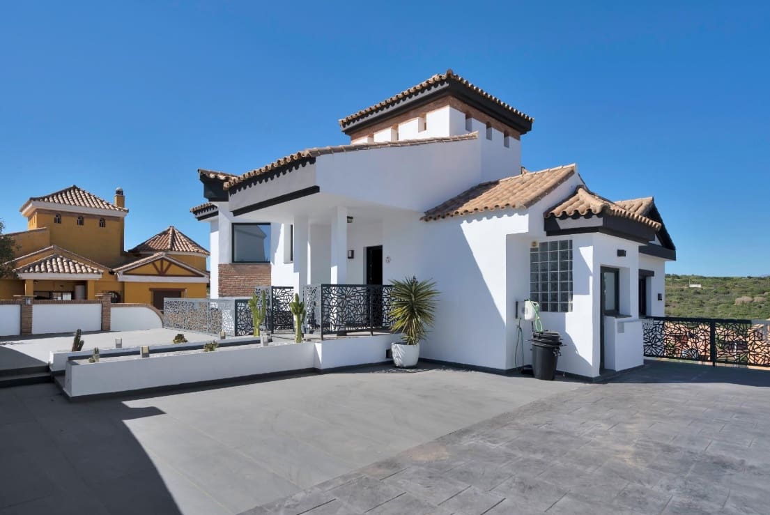 4 bedroom Villa for sale in La Alcaidesa with pool garage - € 760,000 (Ref: 9618940)