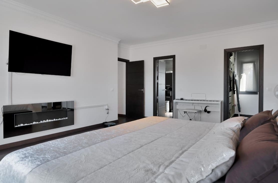 4 bedroom Villa for sale in La Alcaidesa with pool garage - € 760,000 (Ref: 9618940)