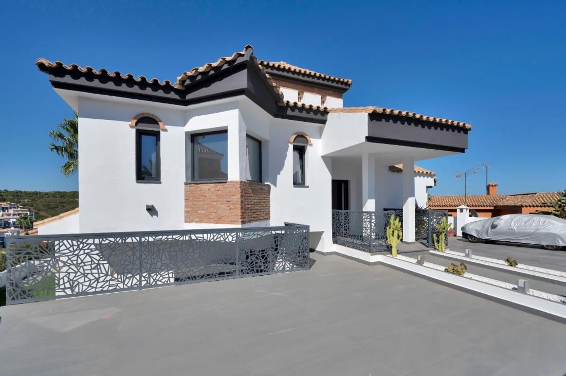 4 bedroom Villa for sale in La Alcaidesa with pool garage - € 760,000 (Ref: 9618940)