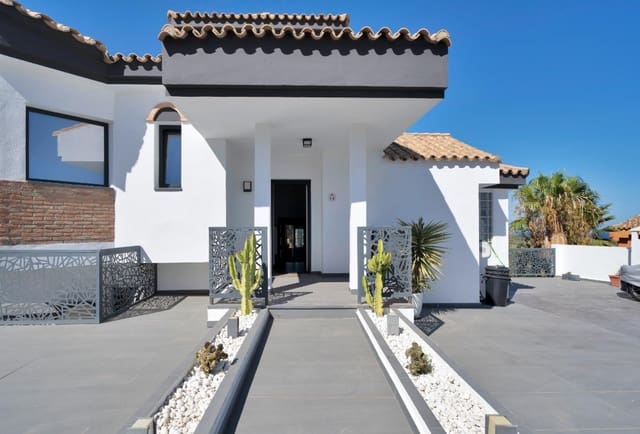 4 bedroom Villa for sale in La Alcaidesa with pool garage - € 760,000 (Ref: 9618940)