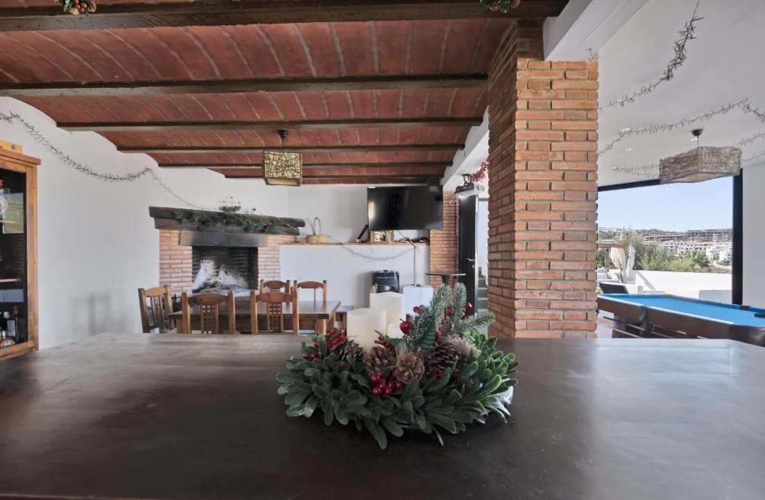 4 bedroom Villa for sale in La Alcaidesa with pool garage - € 760,000 (Ref: 9618940)