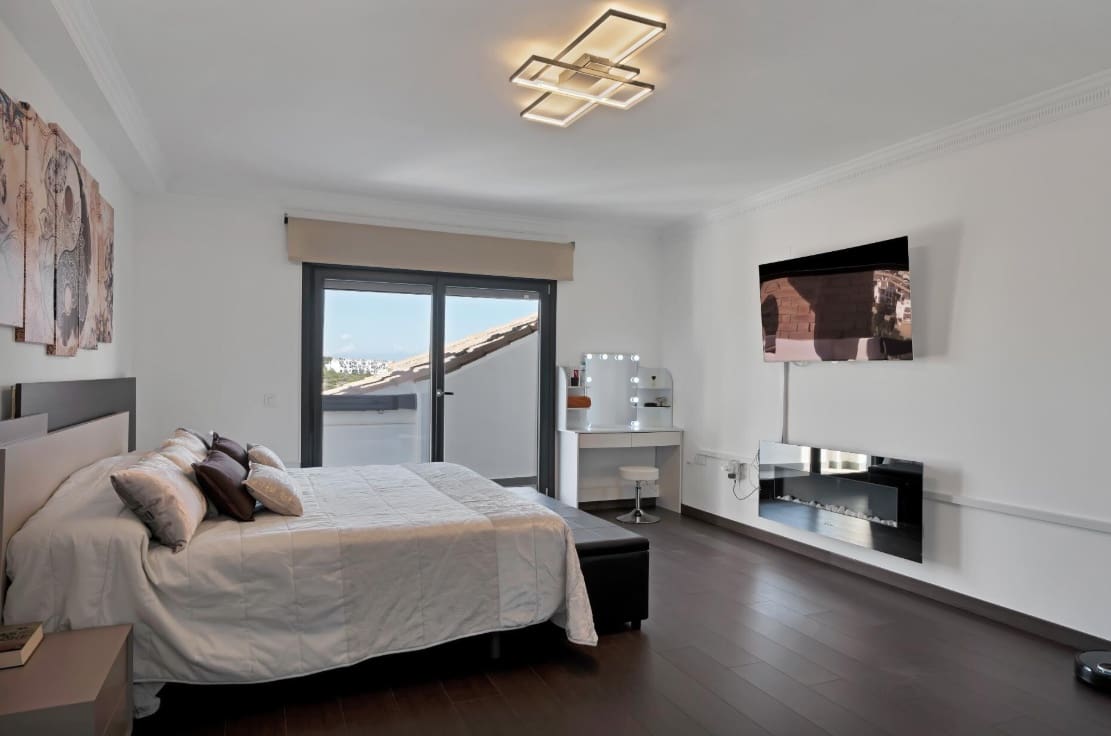 4 bedroom Villa for sale in La Alcaidesa with pool garage - € 760,000 (Ref: 9618940)