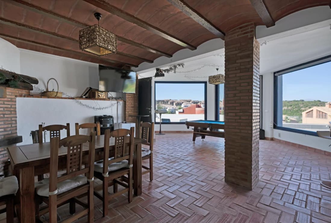 4 bedroom Villa for sale in La Alcaidesa with pool garage - € 760,000 (Ref: 9618940)