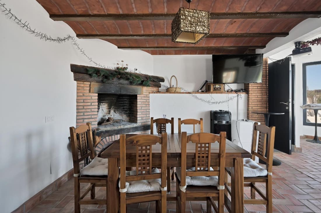 4 bedroom Villa for sale in La Alcaidesa with pool garage - € 760,000 (Ref: 9618940)