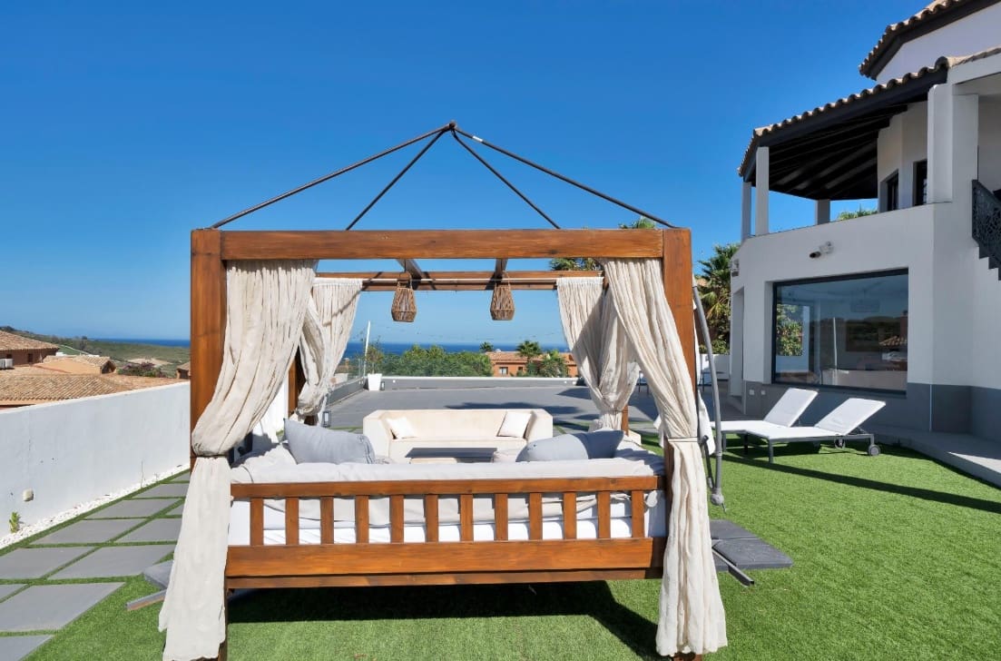 4 bedroom Villa for sale in La Alcaidesa with pool garage - € 760,000 (Ref: 9618940)