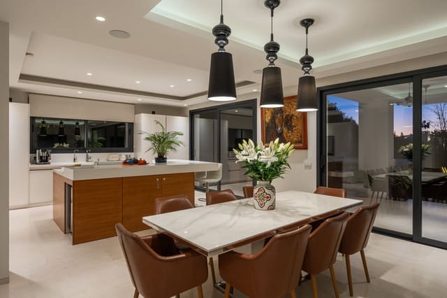 6 sovrum Villa till salu i Marbella med pool garage - 3 980 000 € (Ref: 9618943)