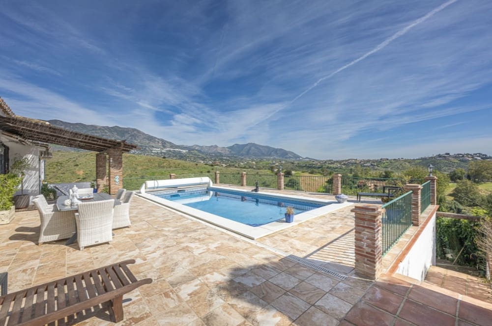 3 bedroom Villa for sale in Mijas Costa with pool - € 825,000 (Ref: 9643760)