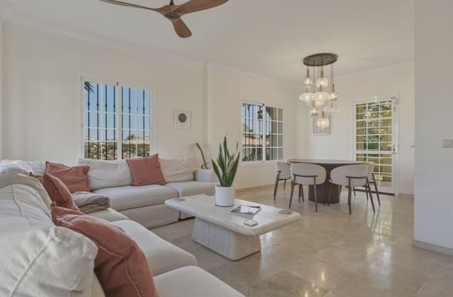 5 soverom Villa til salgs i Mijas Costa, Mijas med svømmebasseng garasje - € 810 000 (Ref: 9658331)