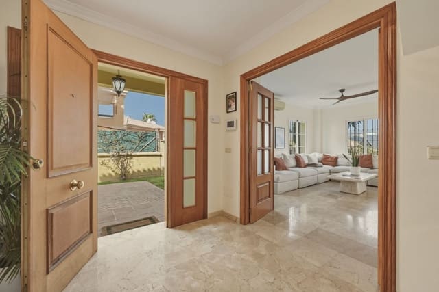 5 soverom Villa til salgs i Mijas Costa, Mijas med svømmebasseng garasje - € 810 000 (Ref: 9658331)