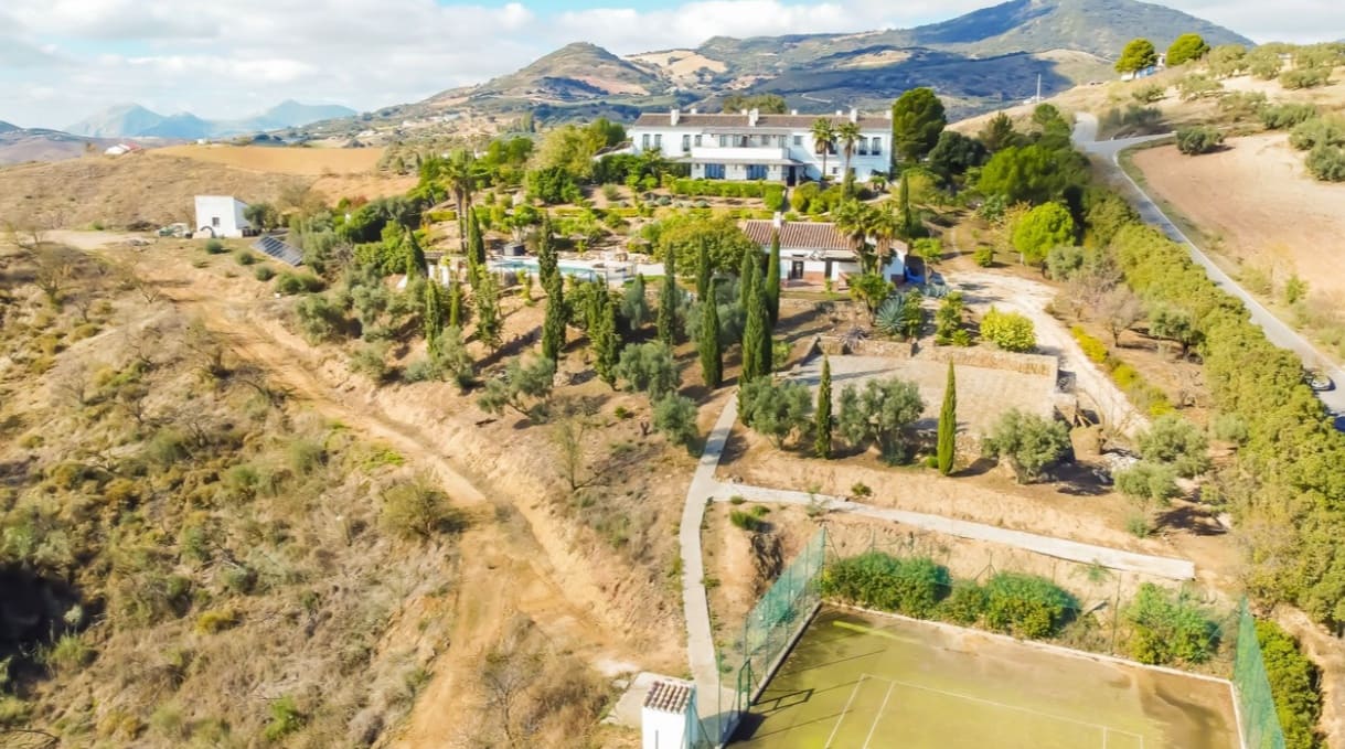 13 soverom Villa til salgs i Villanueva de la Concepcion med svømmebasseng garasje - € 2 250 000 (Ref: 9683372)