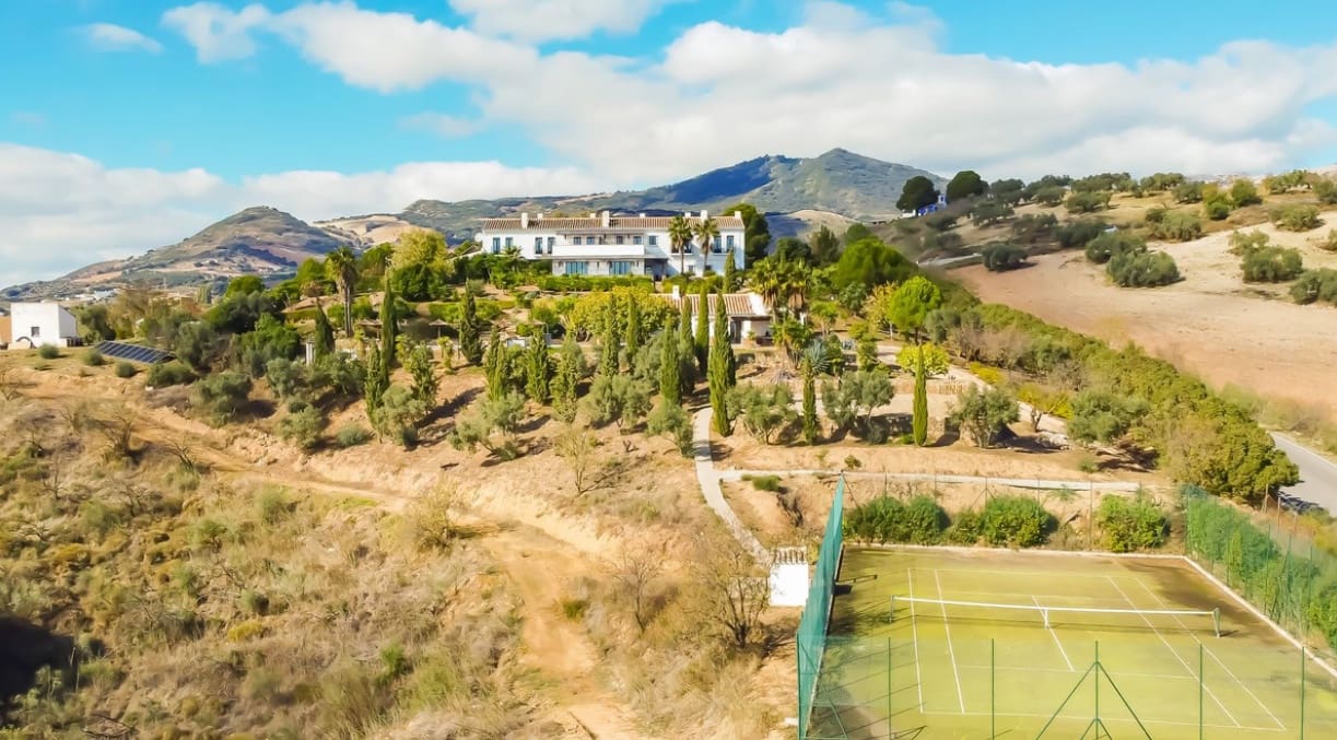 13 soverom Villa til salgs i Villanueva de la Concepcion med svømmebasseng garasje - € 2 250 000 (Ref: 9683372)