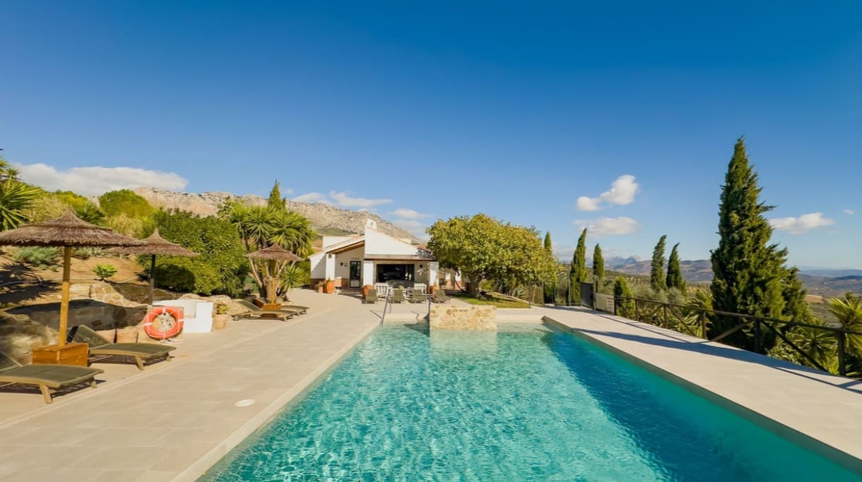 13 soverom Villa til salgs i Villanueva de la Concepcion med svømmebasseng garasje - € 2 250 000 (Ref: 9683372)