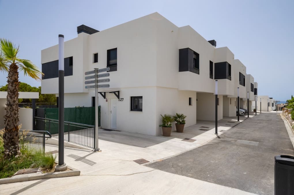 3 soveværelse Semi-Rækkehus til salg i La Cala de Mijas med swimmingpool garage - € 890.000 (Ref: 9683379)