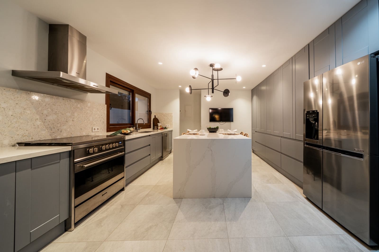 5 sypialnia Willa na sprzedaż w Estepona z basenem garażem - 2 195 000 € (Ref: 9683388)