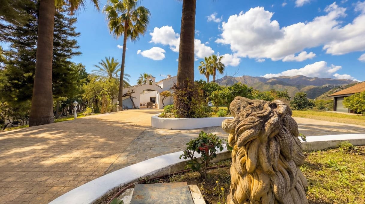 5 soverom Villa til salgs i Alhaurin el Grande med svømmebasseng garasje - € 2 150 000 (Ref: 9704534)