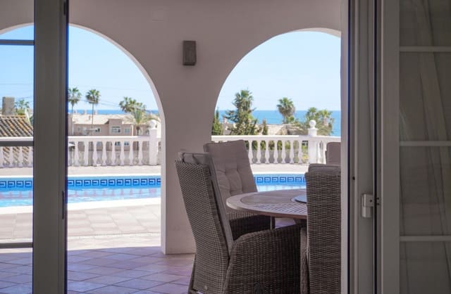 4 soverom Villa til salgs i Buenas Noches, Estepona med svømmebasseng garasje - € 899 000 (Ref: 9704535)