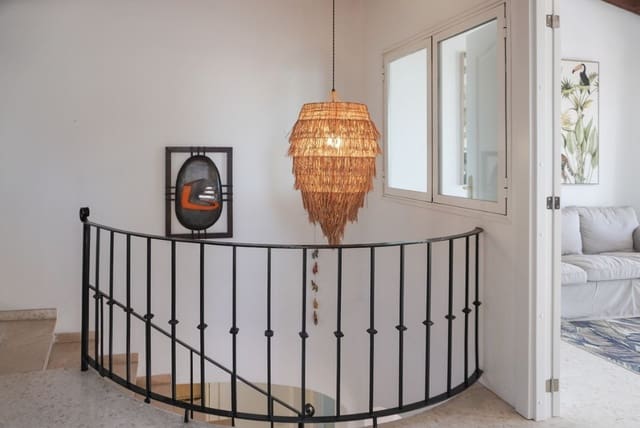 4 soverom Villa til salgs i Buenas Noches, Estepona med svømmebasseng garasje - € 899 000 (Ref: 9704535)