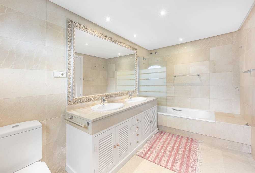 4 slaapkamer Villa te koop in Sotogrande met zwembad garage - € 1.275.000 (Ref: 9704536)