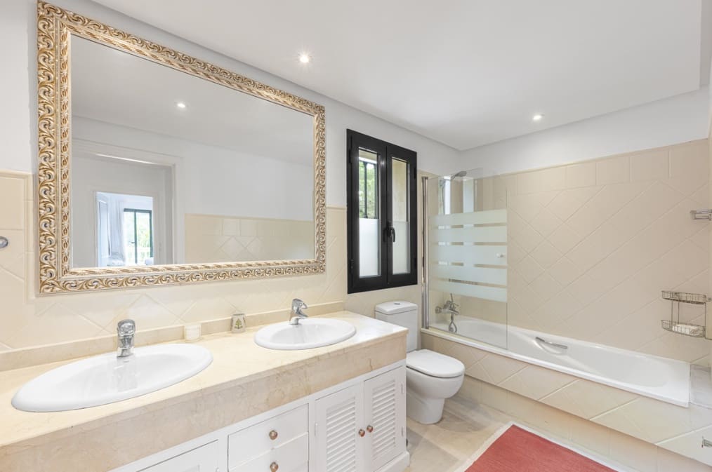 4 slaapkamer Villa te koop in Sotogrande met zwembad garage - € 1.275.000 (Ref: 9704536)