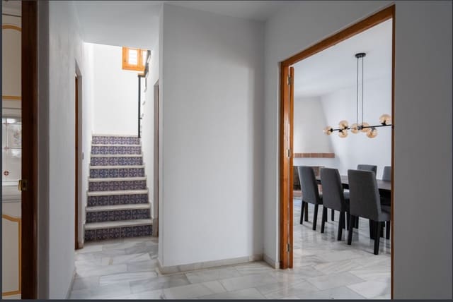 5 soveværelse Byhus til salg i Estepona - € 699.000 (Ref: 9711088)