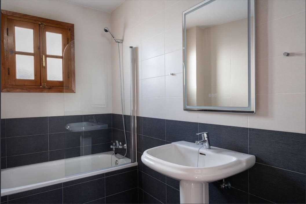 5 soveværelse Byhus til salg i Estepona - € 699.000 (Ref: 9711088)