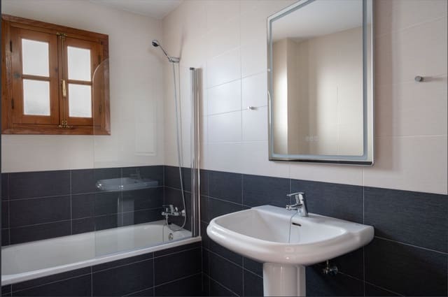 5 soveværelse Byhus til salg i Estepona - € 699.000 (Ref: 9711088)