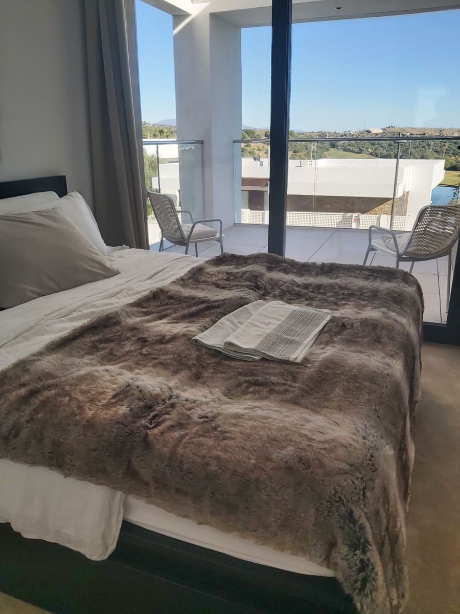 3 soveværelse Villa til salg i Estepona med swimmingpool - € 1.440.000 (Ref: 9726341)