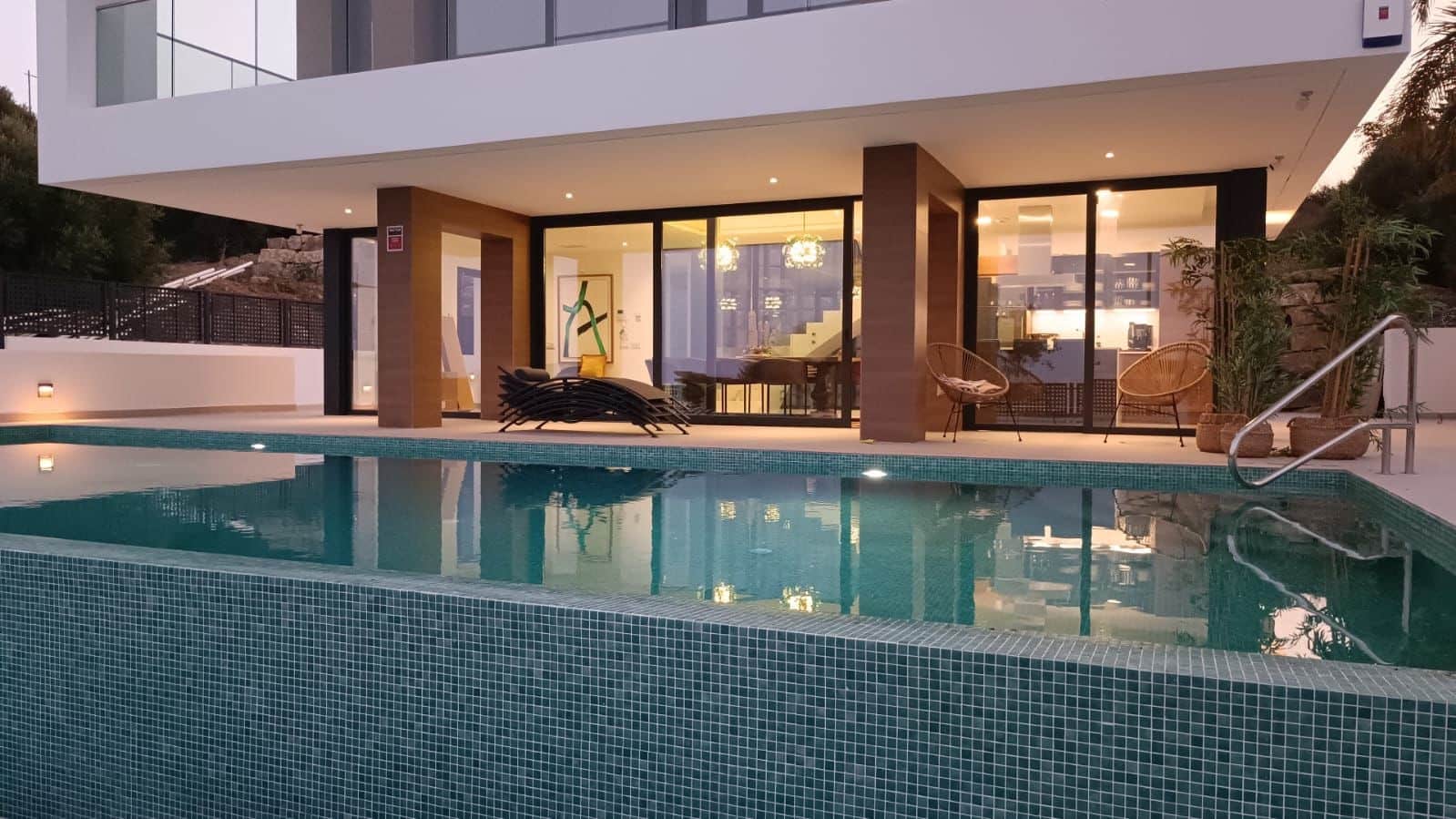 3 soveværelse Villa til salg i Estepona med swimmingpool - € 1.440.000 (Ref: 9726341)