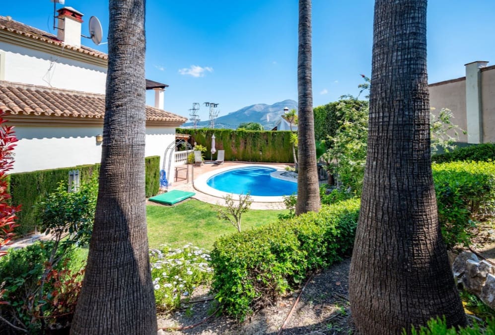 Chalet de 3 habitaciones en Coín en venta con piscina garaje - 585.000 € (Ref: 9745239)