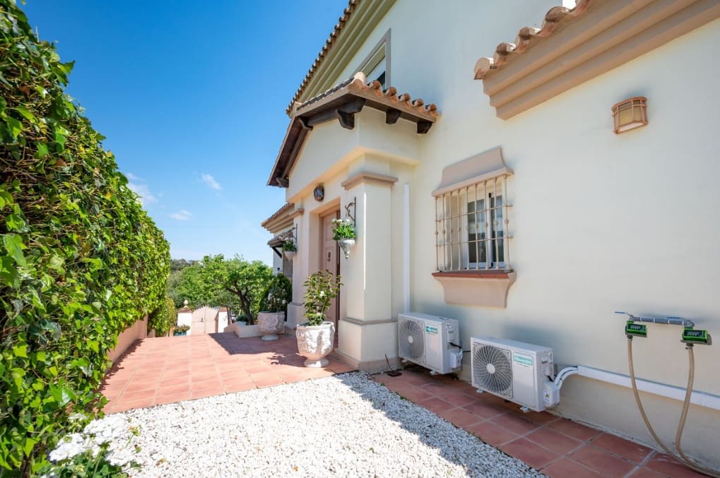 Chalet de 3 habitaciones en Coín en venta con piscina garaje - 585.000 € (Ref: 9745239)