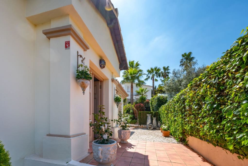 Chalet de 3 habitaciones en Coín en venta con piscina garaje - 585.000 € (Ref: 9745239)