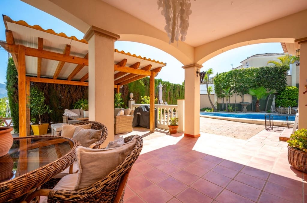 Chalet de 3 habitaciones en Coín en venta con piscina garaje - 585.000 € (Ref: 9745239)