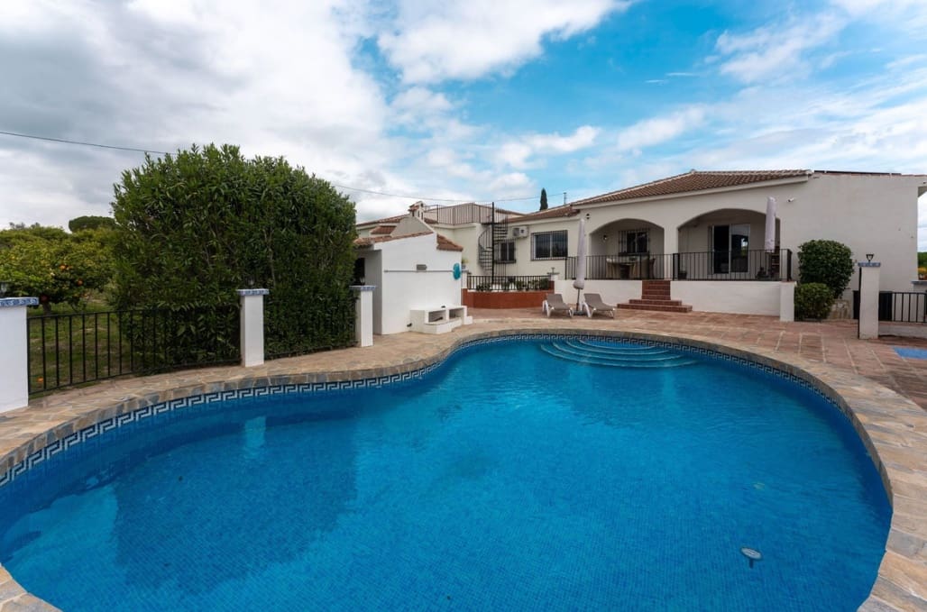 4 bedroom Villa for sale in Alhaurin el Grande with pool garage - € 595,000 (Ref: 9745243)
