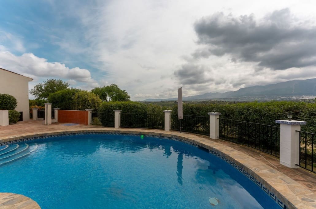 4 bedroom Villa for sale in Alhaurin el Grande with pool garage - € 595,000 (Ref: 9745243)