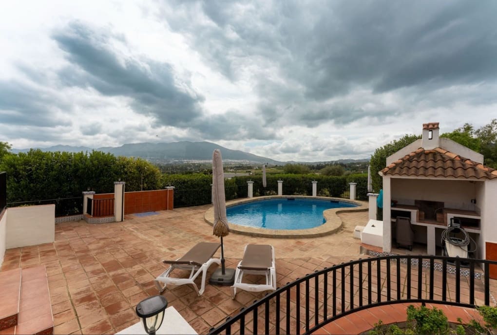 4 bedroom Villa for sale in Alhaurin el Grande with pool garage - € 595,000 (Ref: 9745243)