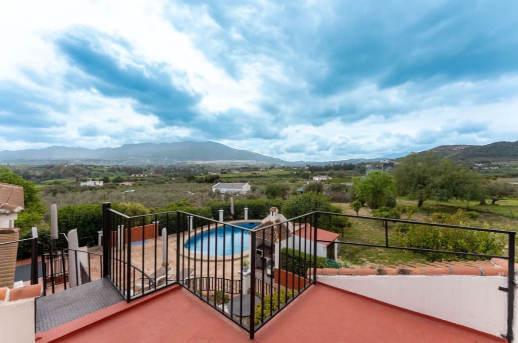 4 bedroom Villa for sale in Alhaurin el Grande with pool garage - € 595,000 (Ref: 9745243)