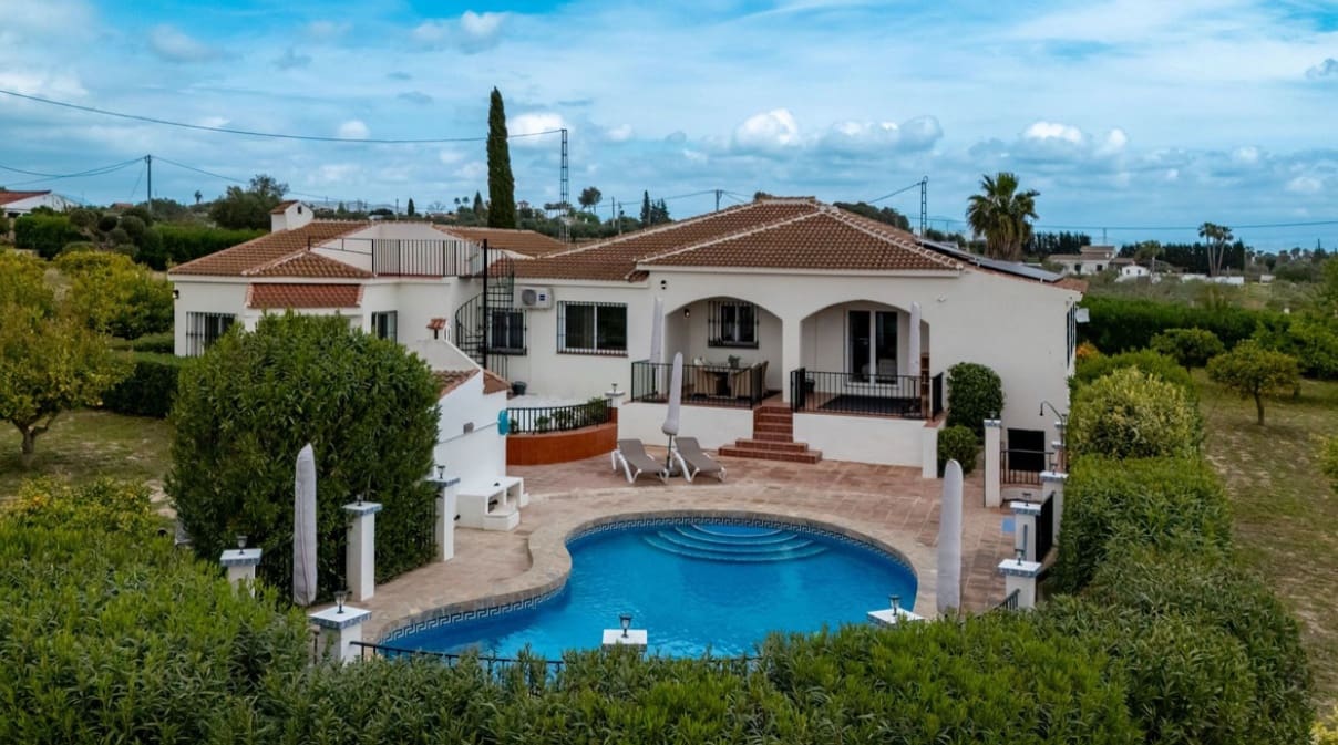 4 bedroom Villa for sale in Alhaurin el Grande with pool garage - € 595,000 (Ref: 9745243)