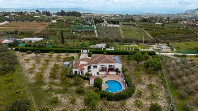4 soverom Villa til salgs i Alhaurín el Grande med svømmebasseng garasje - € 595 000 (Ref: 9745243)