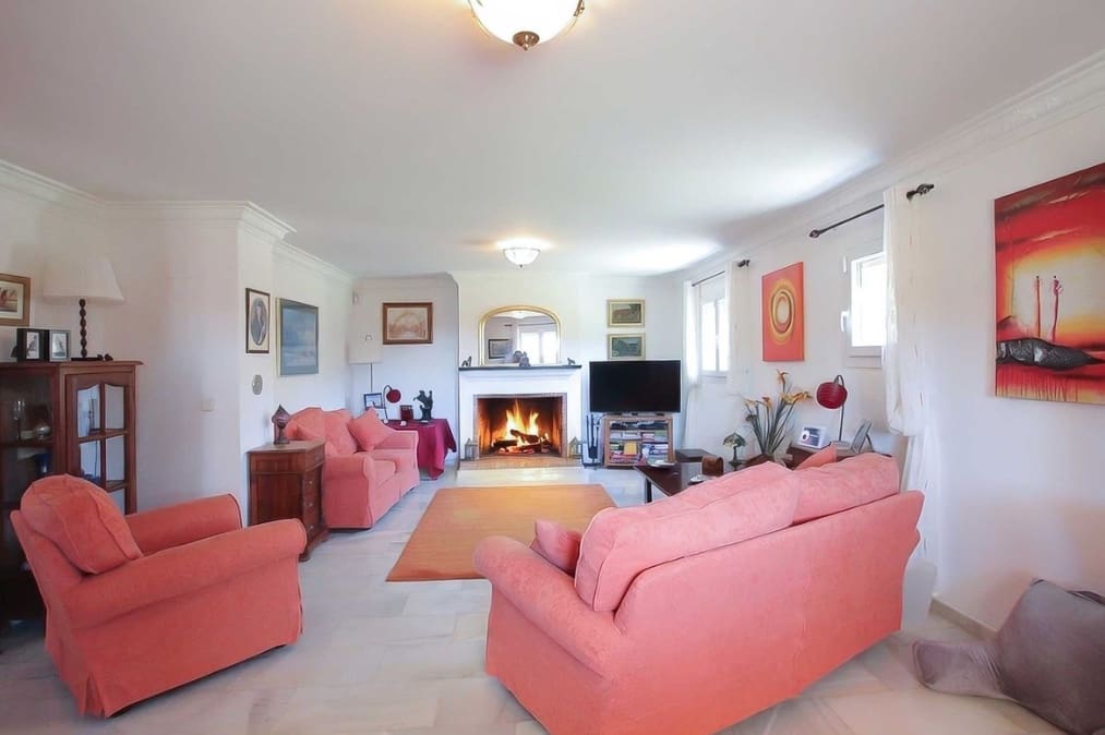 4 makuuhuone Huvila myytävänä paikassa Estepona mukana uima-altaan 
autotalli - 765 000 € (Ref: 9745244)