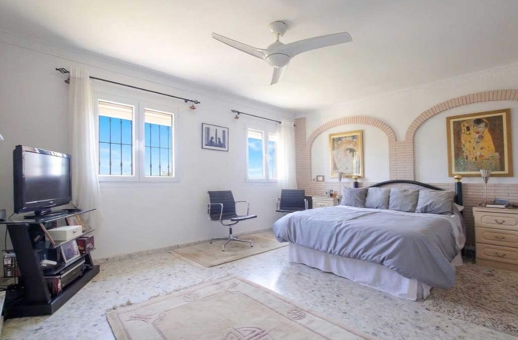 4 makuuhuone Huvila myytävänä paikassa Estepona mukana uima-altaan 
autotalli - 765 000 € (Ref: 9745244)