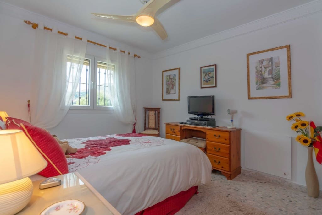 4 makuuhuone Huvila myytävänä paikassa Estepona mukana uima-altaan 
autotalli - 765 000 € (Ref: 9745244)